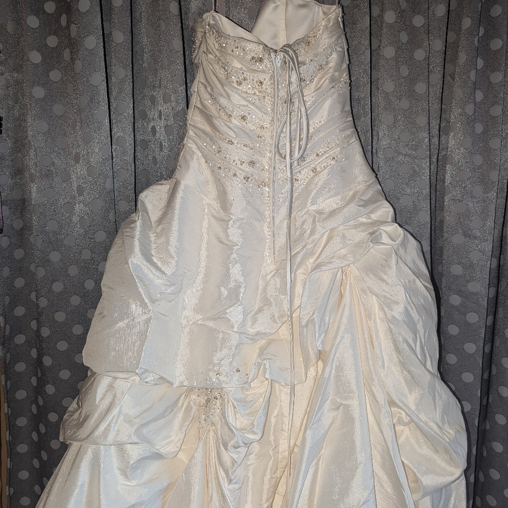 The DIAMOND COLLECTION Strapless Sequin Wedding Dress 12P - Picture 11 of 17
